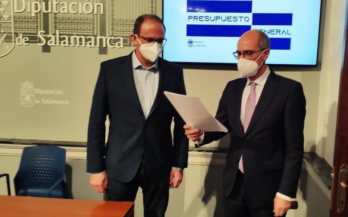 El presidente, Javier Iglesias (der.), junto al diputado de Economía y Hacienda, Antoluis Sánchez / FOTO: EP 
